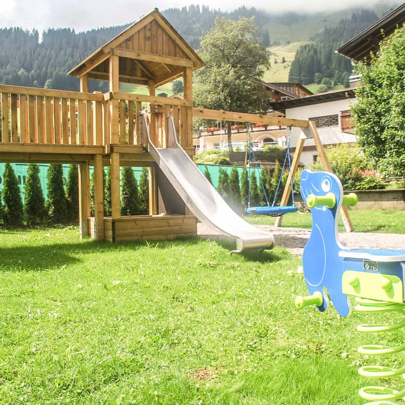 aparthotel_kleinwalsertal_familie_spielplatz_04